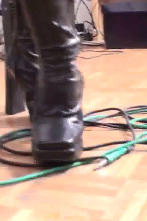 Pinipiga ang mga kable gamit ang aking bagong boots