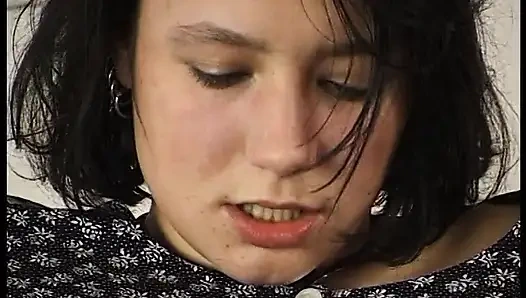 Seksi genç esmer götüne sokuyor