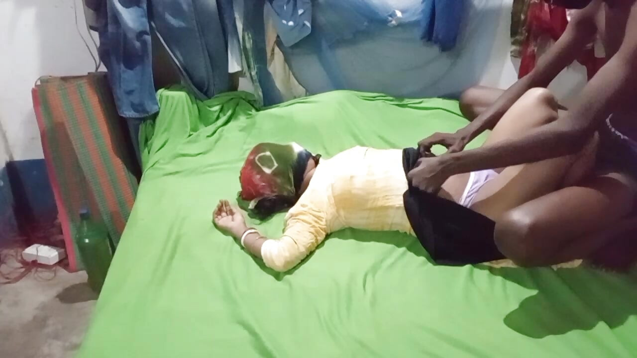 Desi Aunty k saath hot gand ki romantic video only kissing