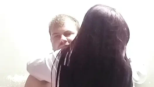 Горячая 18-летняя падчерица скачет на своем отчиме