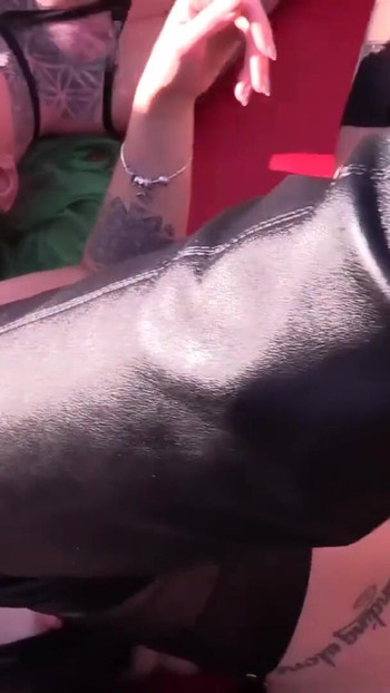 Silný okamžik z "Amatérský cream gangbang"