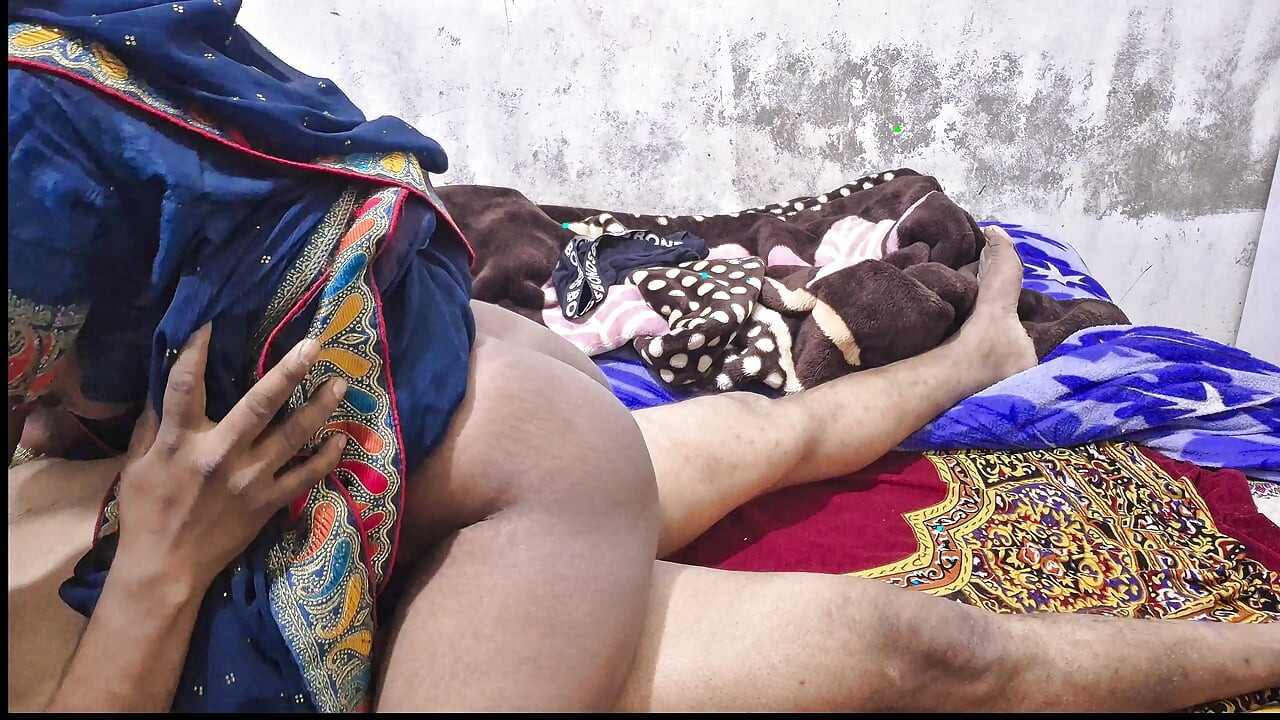 אשת בית הודית סקס רומנטי עם בעלה הסקסי בלילה