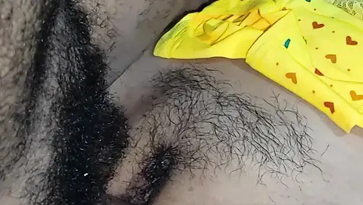 Saya masih perawan! Oh ya, itu sangat bagus! Perlahan menembus vagina saya di video India Tamil ini.