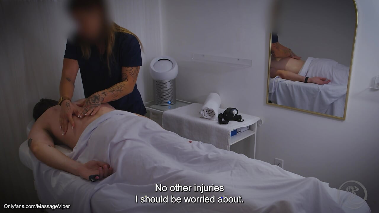 MassageViper - Kanta-asiakas kokeilee uutta joustavaa hierojaa ja leikkii persereiällään