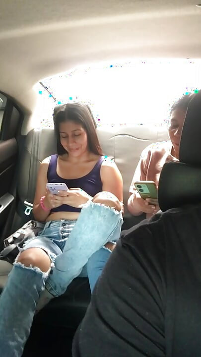 Gadis-gadis dengan orgasme berteriak dengan kegembiraan di uber