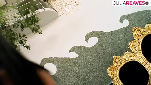 Gadis panas mengisap kontol besar saat dia menunggangi threesome lain