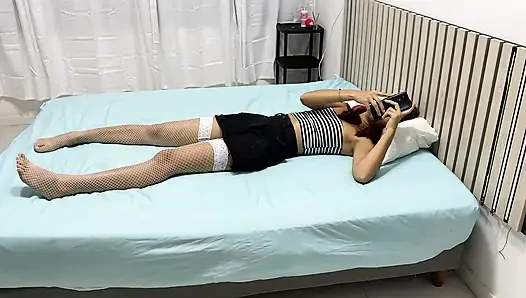 Ich finde meine beste freundin beim chatten mit ihrem freund und sie flüstert mir ins ohr, dass sie lesbische dinge ausprobieren will