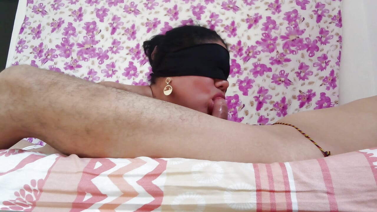 Gagică drăguță cu sâni adânc în gât