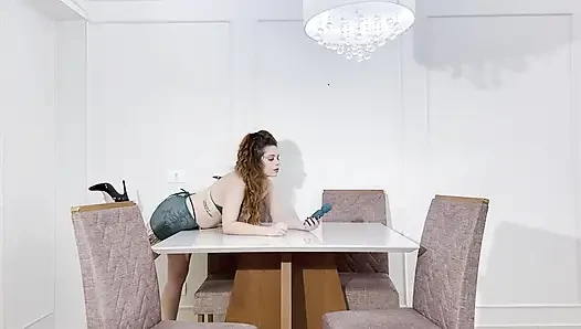Игрушка в киске показывает свою маленькую ножку