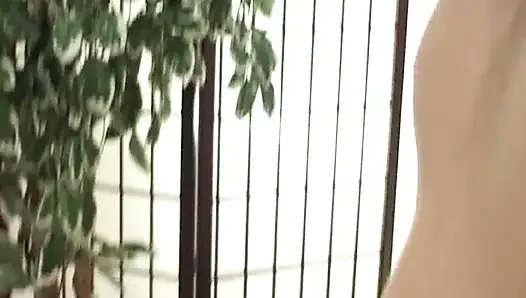 Baştan çıkarıcı esmer bebeğin vahşi ayak fetişi sikiş seansı
