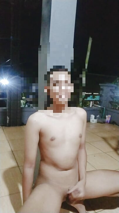 At night I masturbate outdoors in a relaxed manner