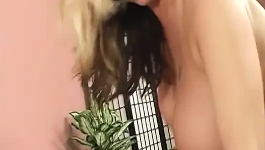 Vollbusige blonde MILf tropft sperma nach intensivem hämmern
