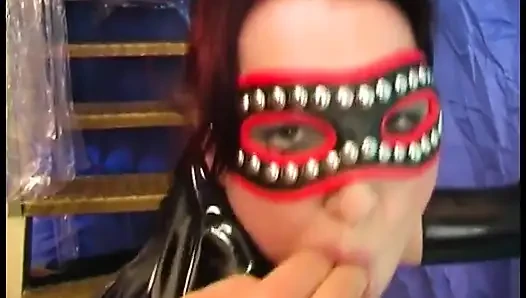 Brünettes kätzchen zieht latex aus und lässt muschi gepumpt werden