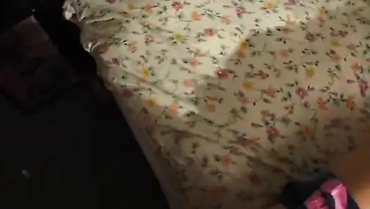 Muhteşem kıvırcık saçlı hatun solo videoda mastürbasyon yapıyor