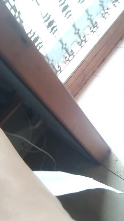 Küçük amcık götüne büyük dildo sokuyor