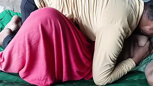 Genç desi köylü kız sikilirken orgazm oldu, bacakları kaldırılmış güçlü seks (desi köylü kız)