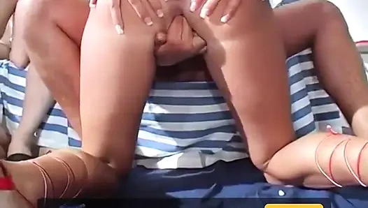 Baskın esmer kadın utangaç sarışını ağza seks yapmaya zorluyor