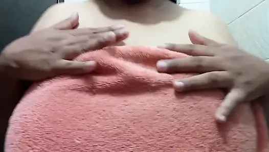 Tombul orta yaşlı seksi üvey anne duşta çıplak