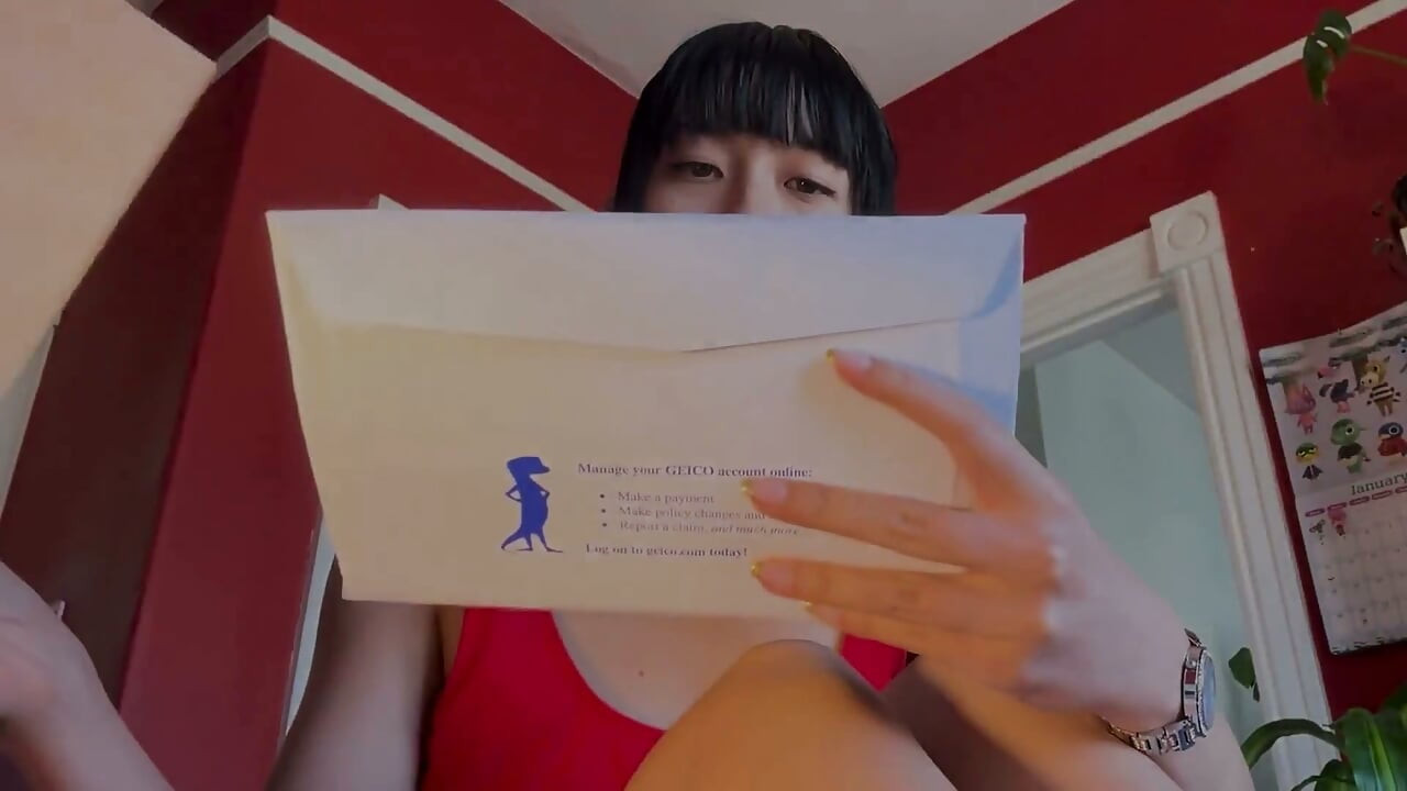 Asyalı domme kağıt yırtıyor
