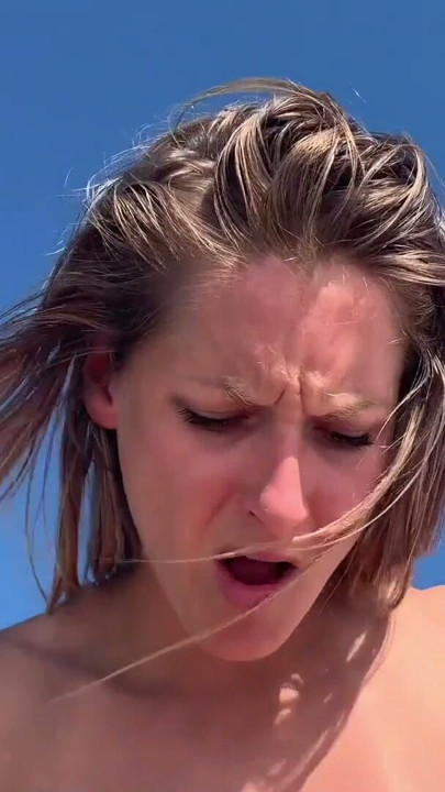 Couple sexy baise sur la plage en portant des strings | Clip 2