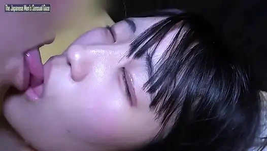 Tam yüz siyah saçlı zarif güzellik teşhir ediyor barış işareti özensiz sakso döllenmeye yol açıyor