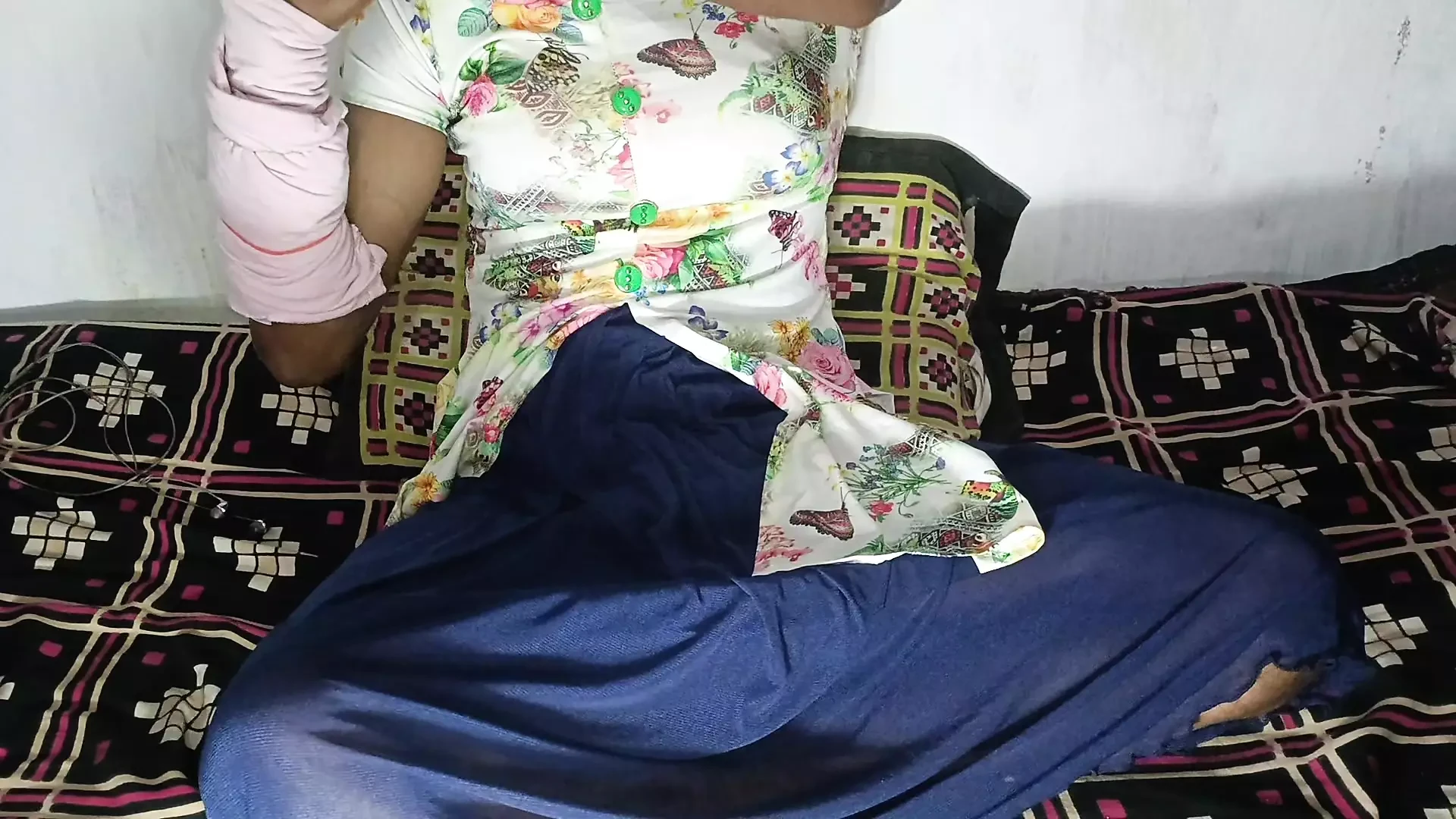Gadis desi terangsang colmek anal untuk sendirian di rumah