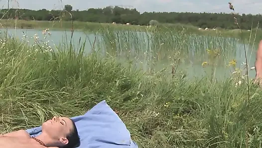 Деревенки сошли с ума на пшеничном поле