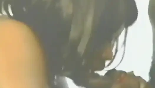 Büyük memeli zenci piliç iki sert yarak alıyor