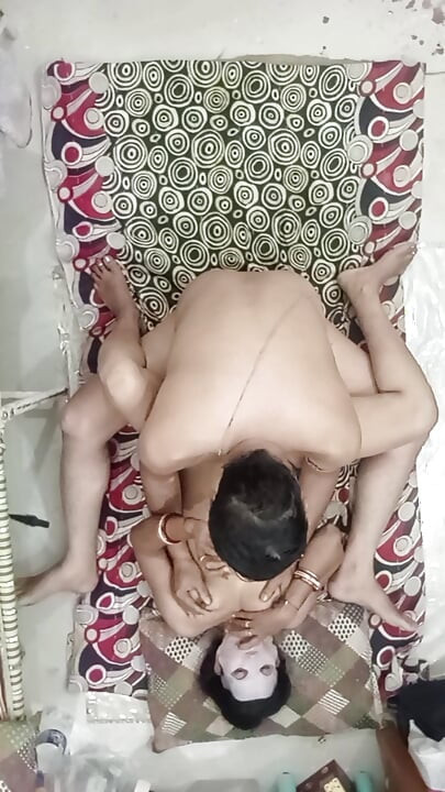 Je masse ma femme MILF sur son gros corps nu, c’est un cadeau pour ma femme