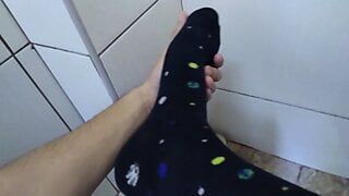Синие носки и грязные ступни после работы