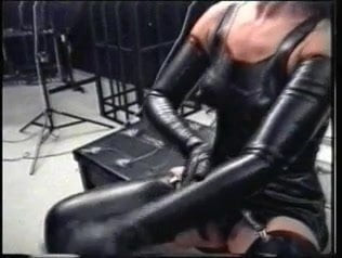 Sclav care lustruiește stăpâna germană stăpână în latex