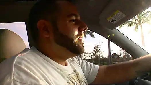 Sarışın kaltak bacaklarımı emiyor ve sonra sert sikiliyor