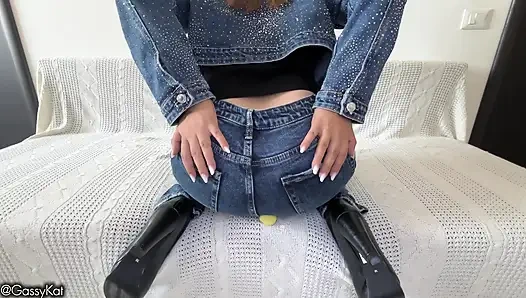 Minik adam dev kadının yüzünü osurarak parçalıyor