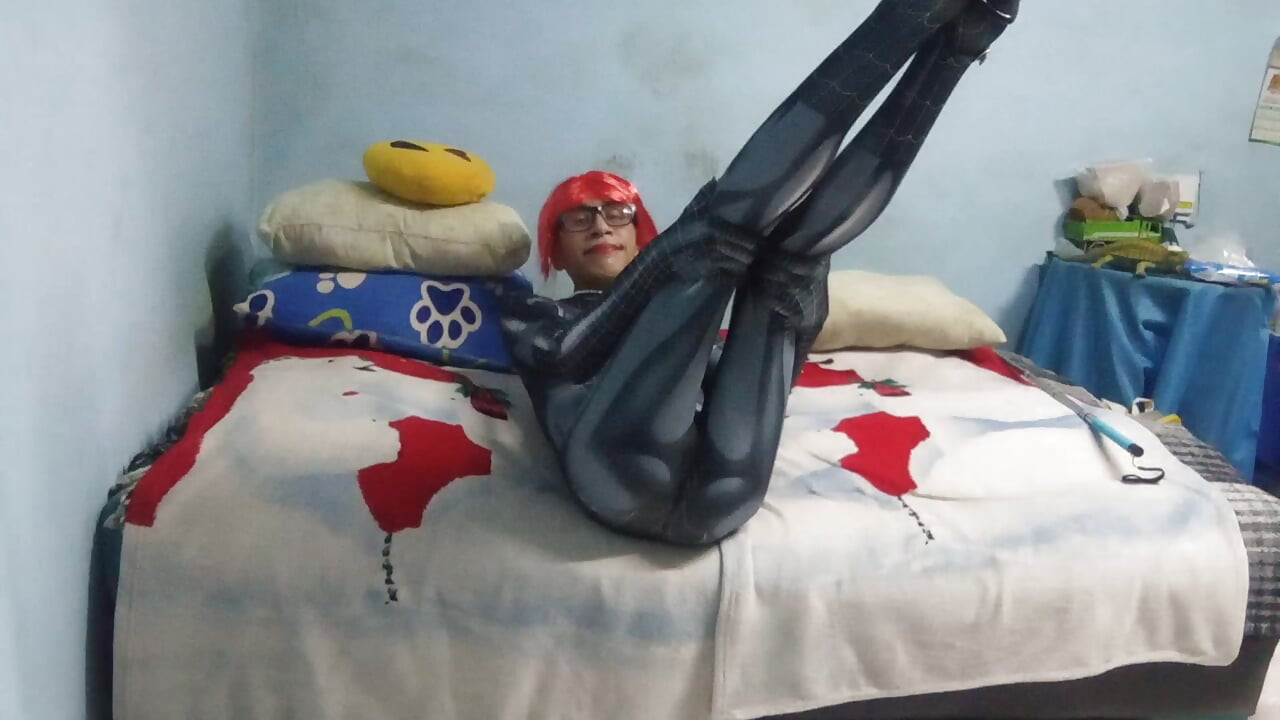 Joselynne Crossdresser u uskoj cosplay mreži u visokim štiklama, dio prvi