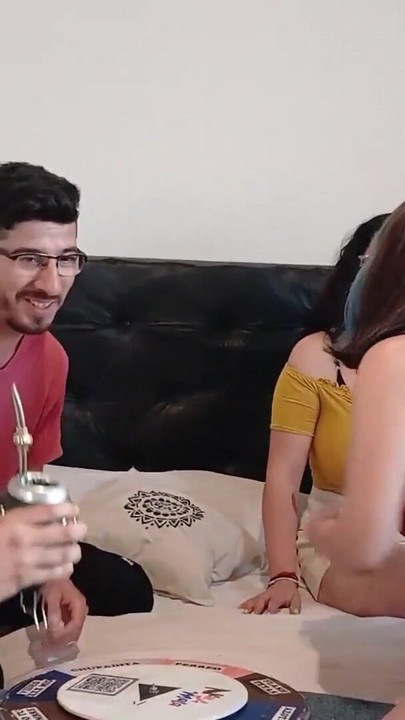 Κομβική στιγμή από το "FOURSOME AMATEUR. ΜΈΡΟΣ 2. ΜΕ ΤΟΝ ΕΤΕΡΟΘΑΛΉ ΞΆΔΕΡΦΌ ΜΟΥ ΜΟΙΡΑΖΌΜΑΣΤΕ ΤΟΥΣ ΦΊΛΟΥΣ»