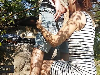 Un couple vierge décide de baiser en public - sexe romantique en plein air, désir, 4k