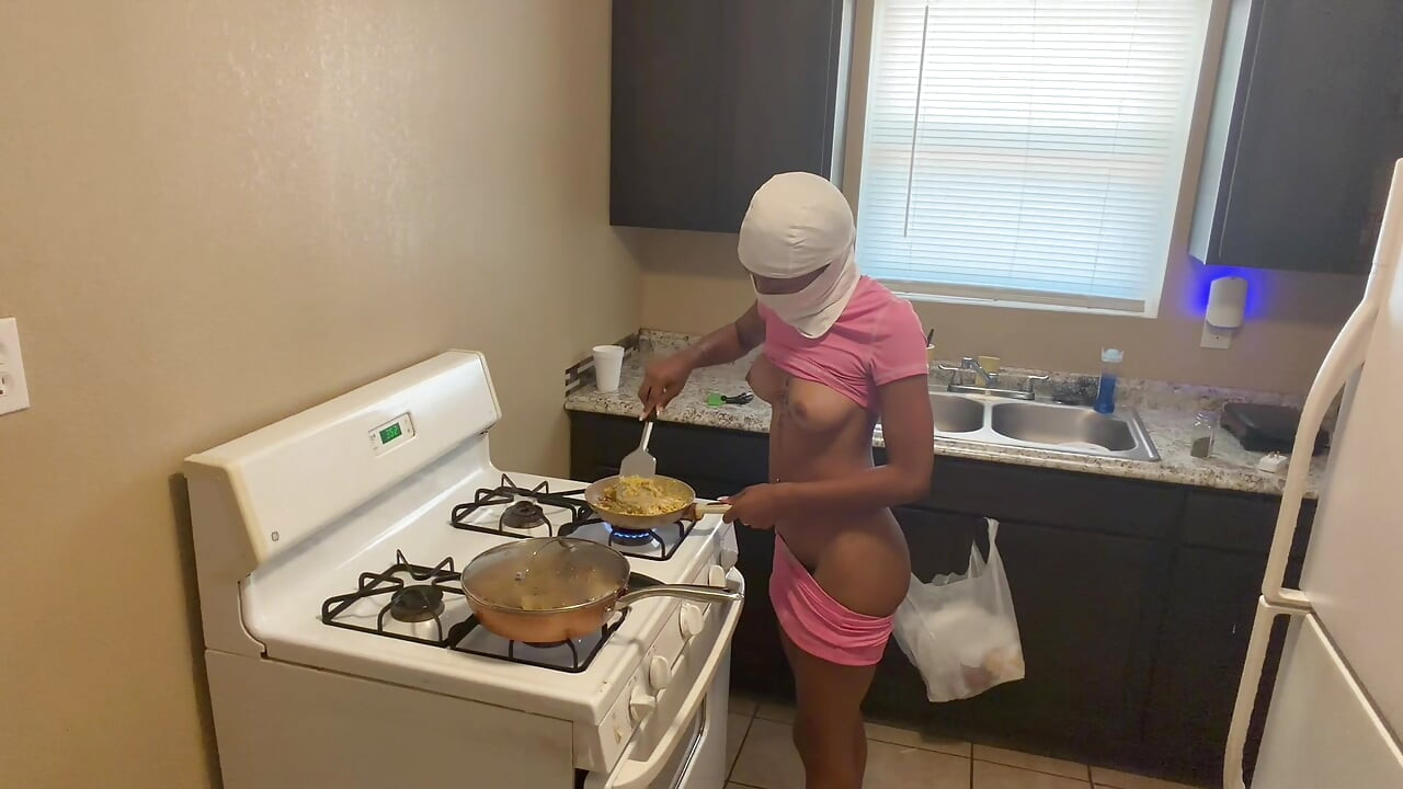 Hot babe naked making breakfast for her boyfriend m