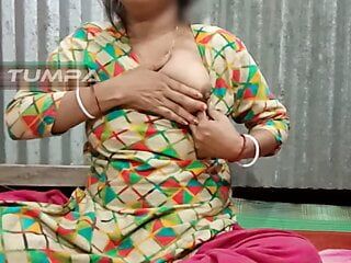 Desi tumpa bhabhi mostra seus grandes peitos brancos e buceta cremosa e apertada quando seu marido não está no quarto