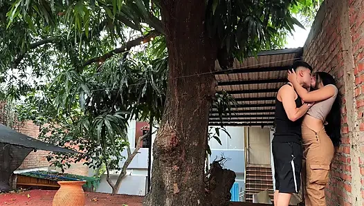 Kolombiyalı komşumu ağacımdaki balkonları çalarken yakaladım ve sonunda bahçede sikişiyoruz! - UZAY ÜRETIMLERI