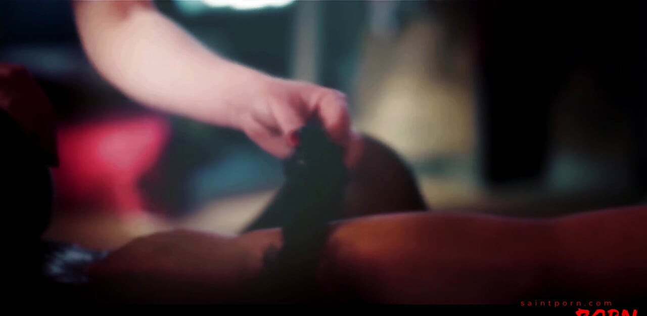 Holly Kiss ve Hannah Shaw amcığını bir kadına kullanıyor