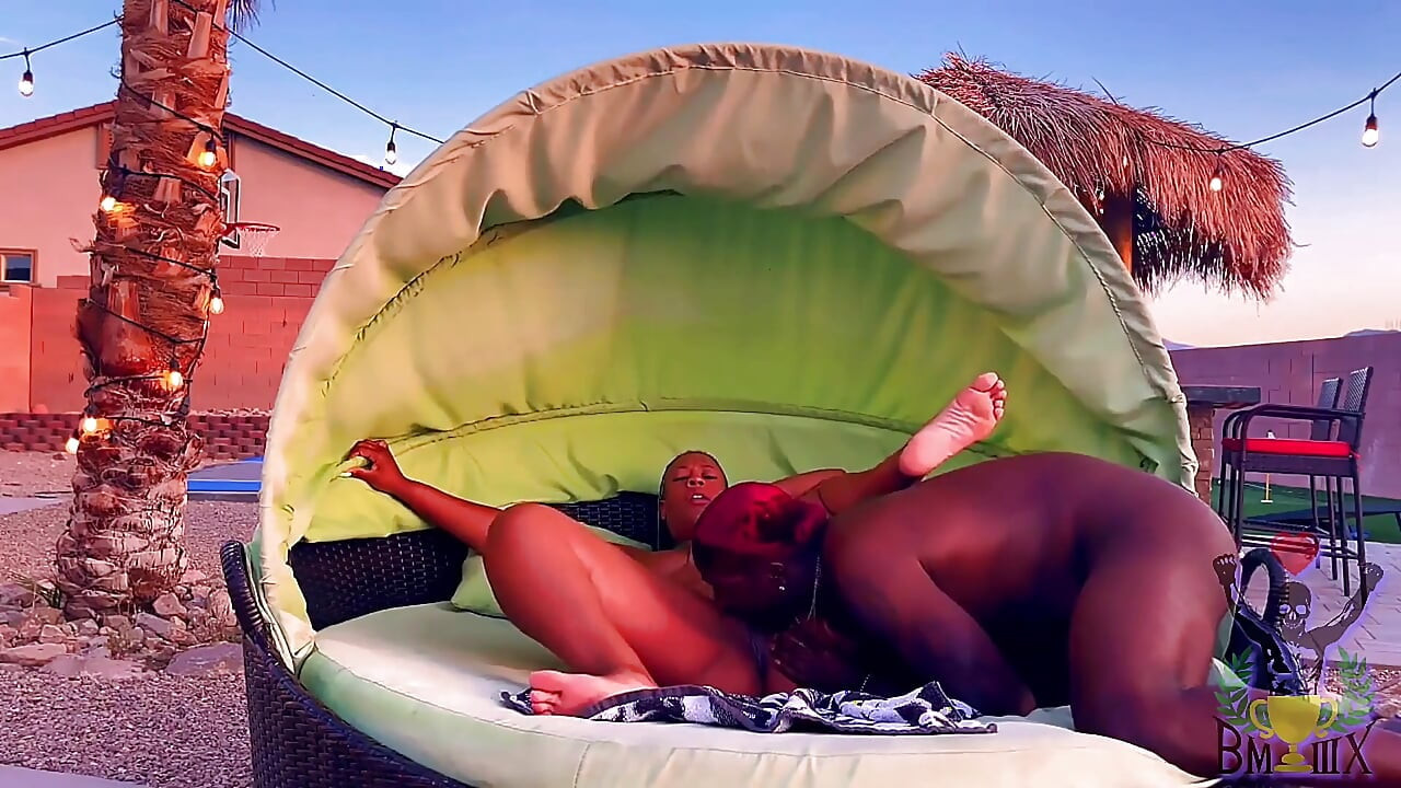 Shanice Luv у бассейна