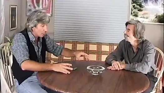 Wilde oma nimmt mehrere schwänze