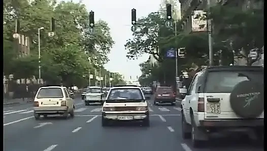 Ateşli seksi vahşi esmer için büyük bir yarak