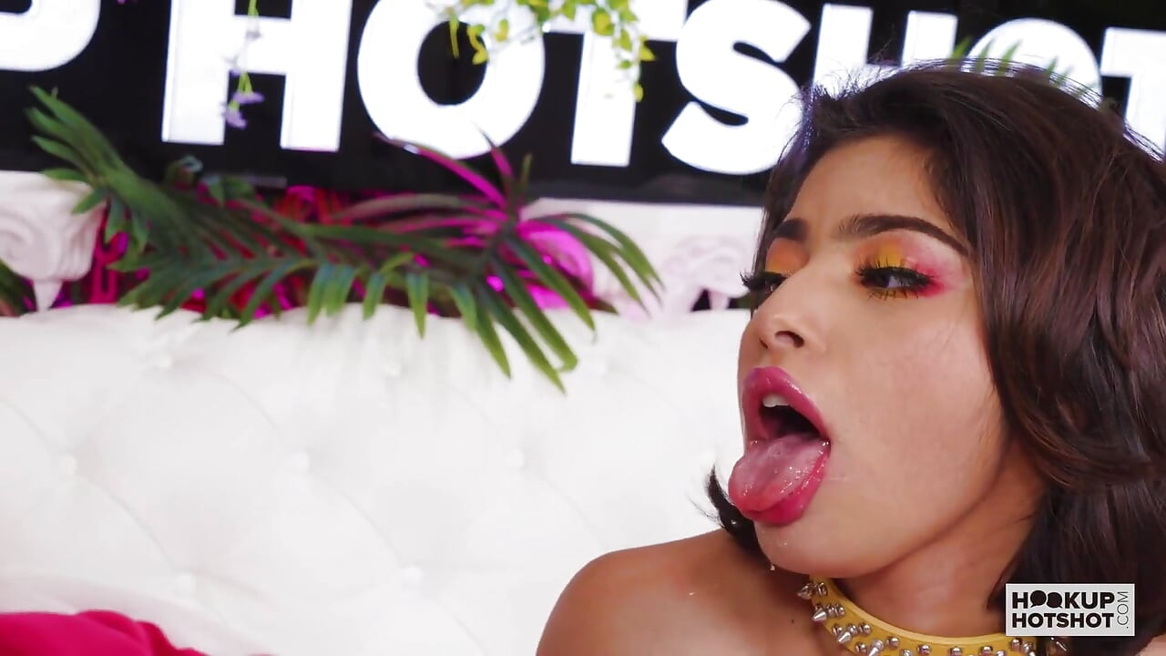 Hazel heart gags massiv dildo medan hon blir krossad i doggystyle