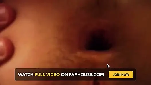 Azgın sarışın orta yaşlı seksi kadın ıslak kıllı amcığının derinliklerinde parmaklanıyor