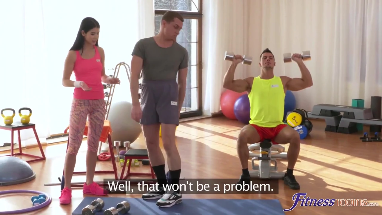 Fitness odaları - zinde genç Angelo Godshack'ın onu germesi için iki ateşli ihtiyacı var