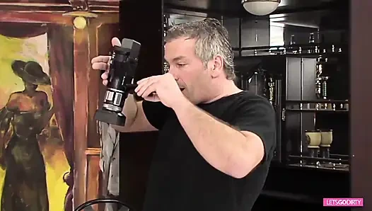 Vollbusige milf besprühte ihre möpse