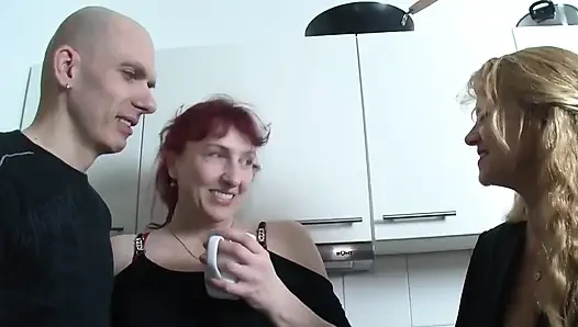 Kocama üzerine bir şey getirdim! Sikişmek için ikinci bir amcığı dört gözle bekliyor!