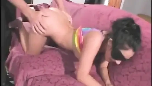 Pelacur Sange Asia lagi asik main game dengan penutup mata