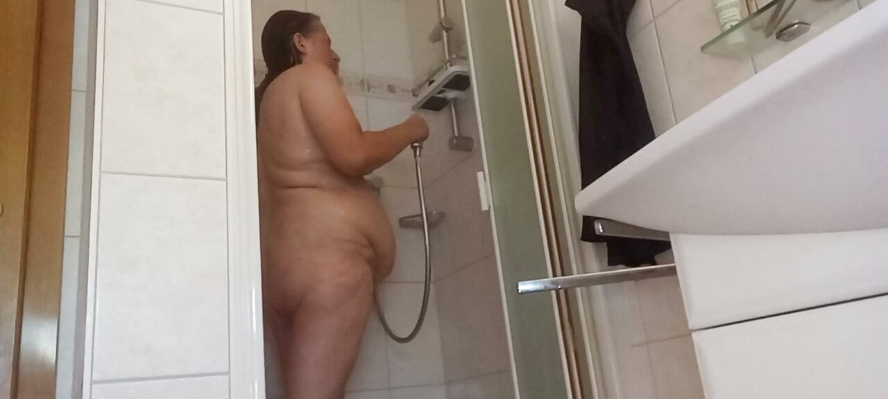 Min mavegris i badet